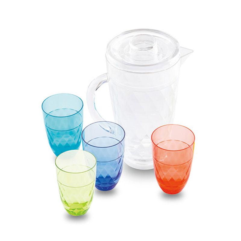 Pitcher dengan empat cawan